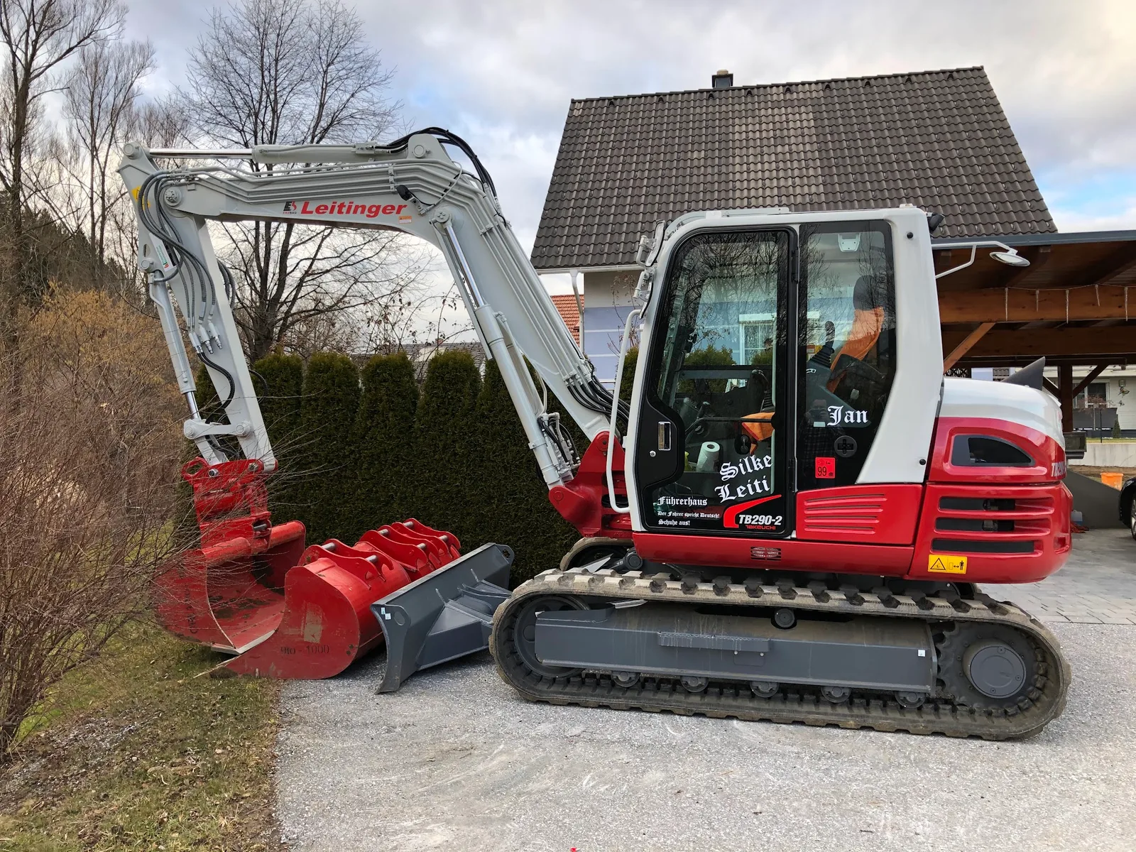 Rot-weißer Leitinger Bagger mit Firmenbeschriftung