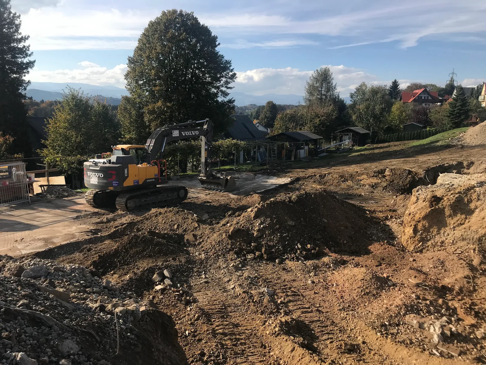 Bagger bei Aushubarbeiten in einer Siedlung
