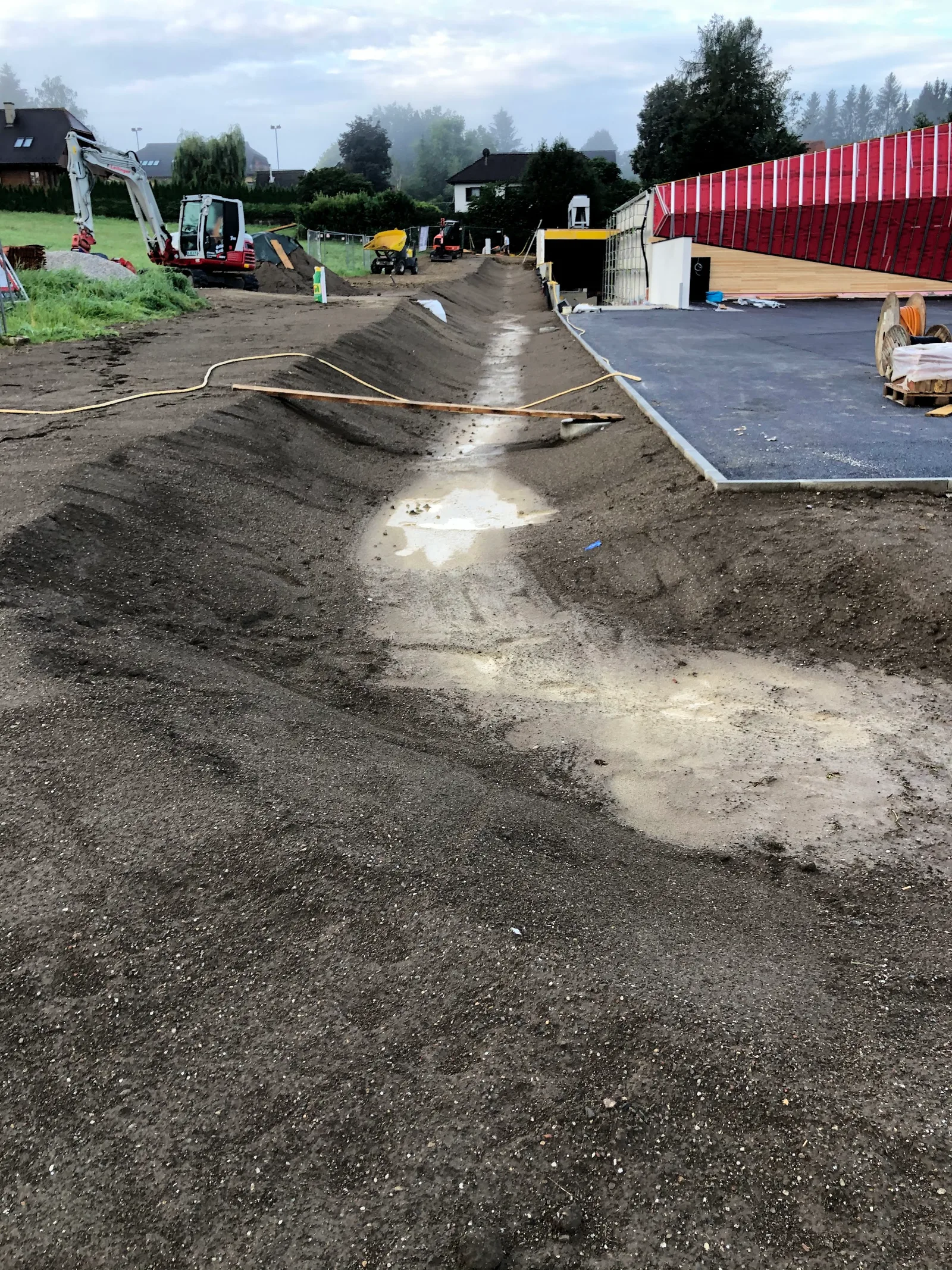 Langer Drainagegraben neben einem Gebäude