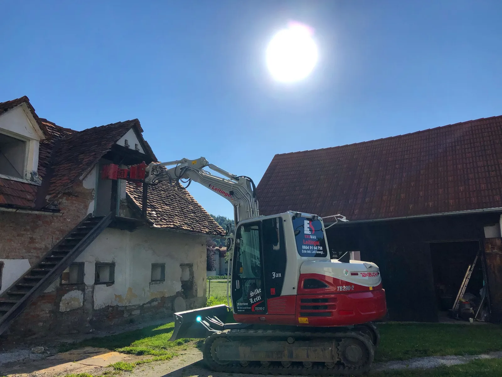 Leitinger Bagger beim Abbruch eines alten Wirtschaftsgebäudes
